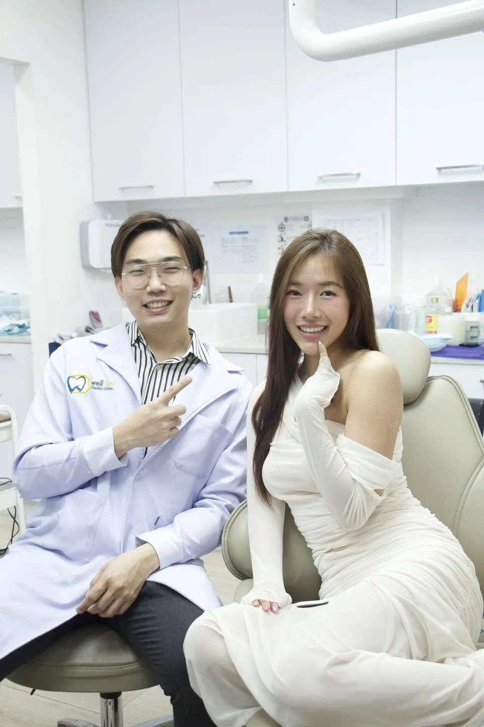 คนไข้กับทันตแพทย์ที่ Welldent Dental Clinic