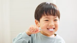เด็กควรเริ่มแปรงฟันเมื่ออายุเท่าไร? ดูแลฟันลูกอย่างไรในแต่ละช่วงวัย